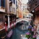 Canale con fiori e gondola (Venezia)